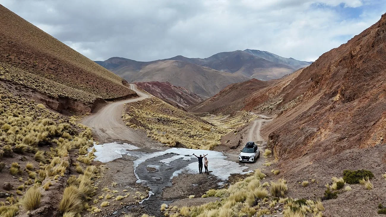 Os influenciadores Estica e Dale desbravam as estradas remotas da Argentina com seu Nissan Kicks adaptado. Em meio a montanhas áridas e caminhos desafiadores, o casal celebra mais um trecho de sua jornada, explorando a natureza selvagem e os cenários impressionantes do país