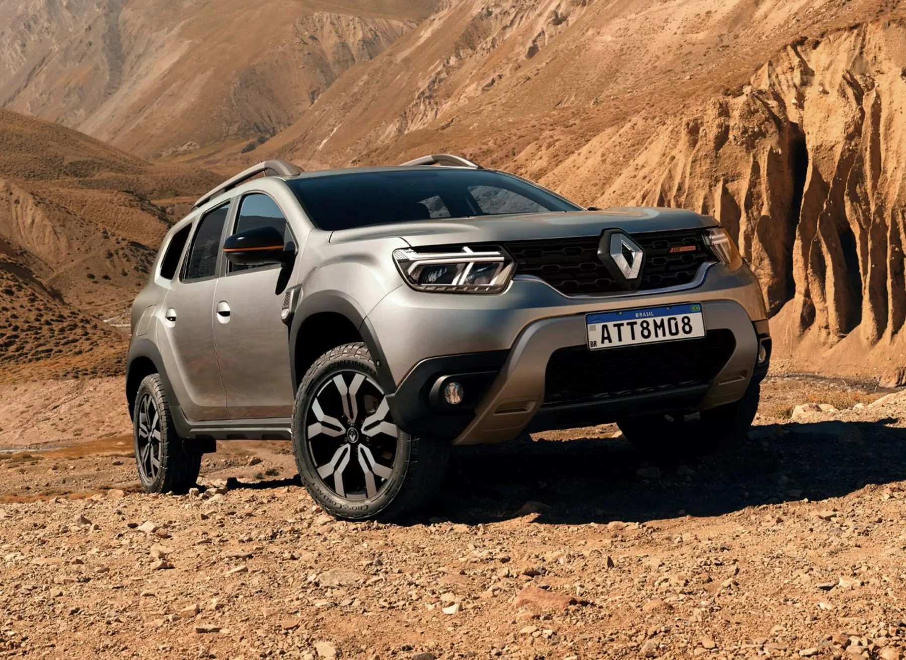 O Renault Duster se destaca pelo espaço interno e altura elevada, mas relatos de falhas mecânicas, como problemas no câmbio CVT e suspensão, levantam preocupações sobre durabilidade e custos.