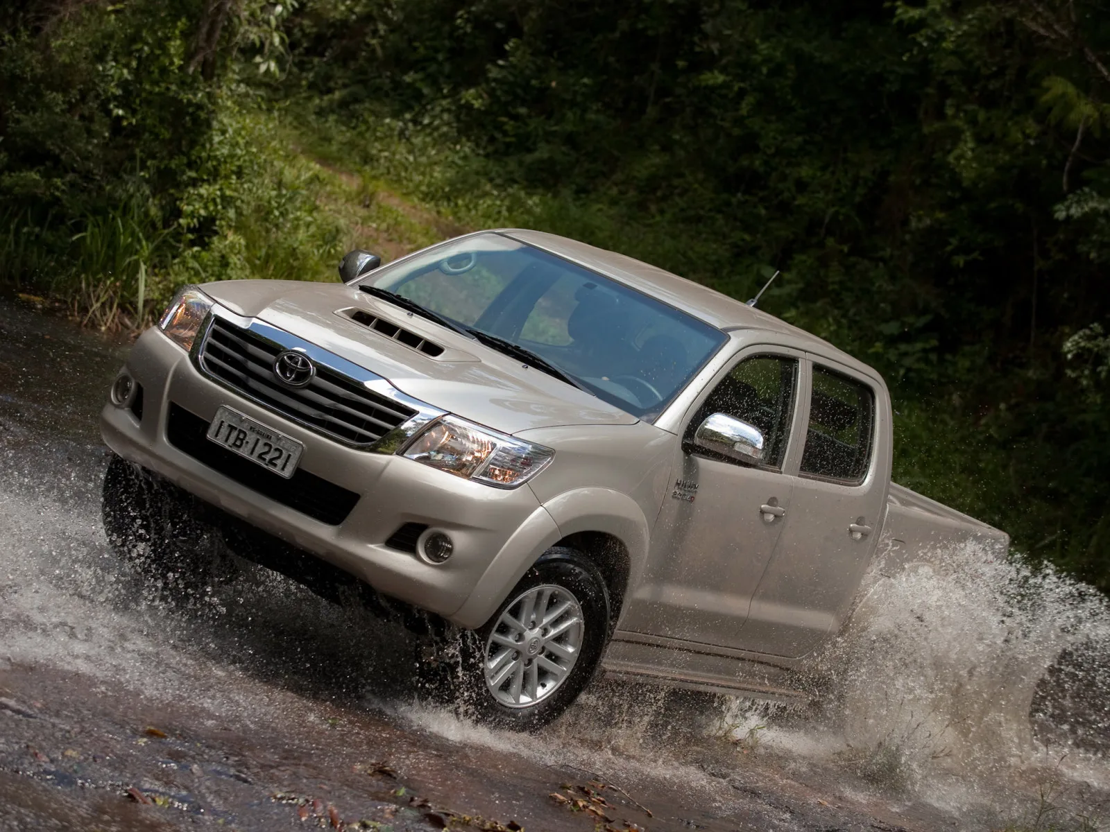 Com consumo médio de 9,5 km/l na cidade e 11,2 km/l na estrada, a Hilux 2015 equilibra desempenho e eficiência. Seu tanque de 80 litros garante boa autonomia para viagens longas.