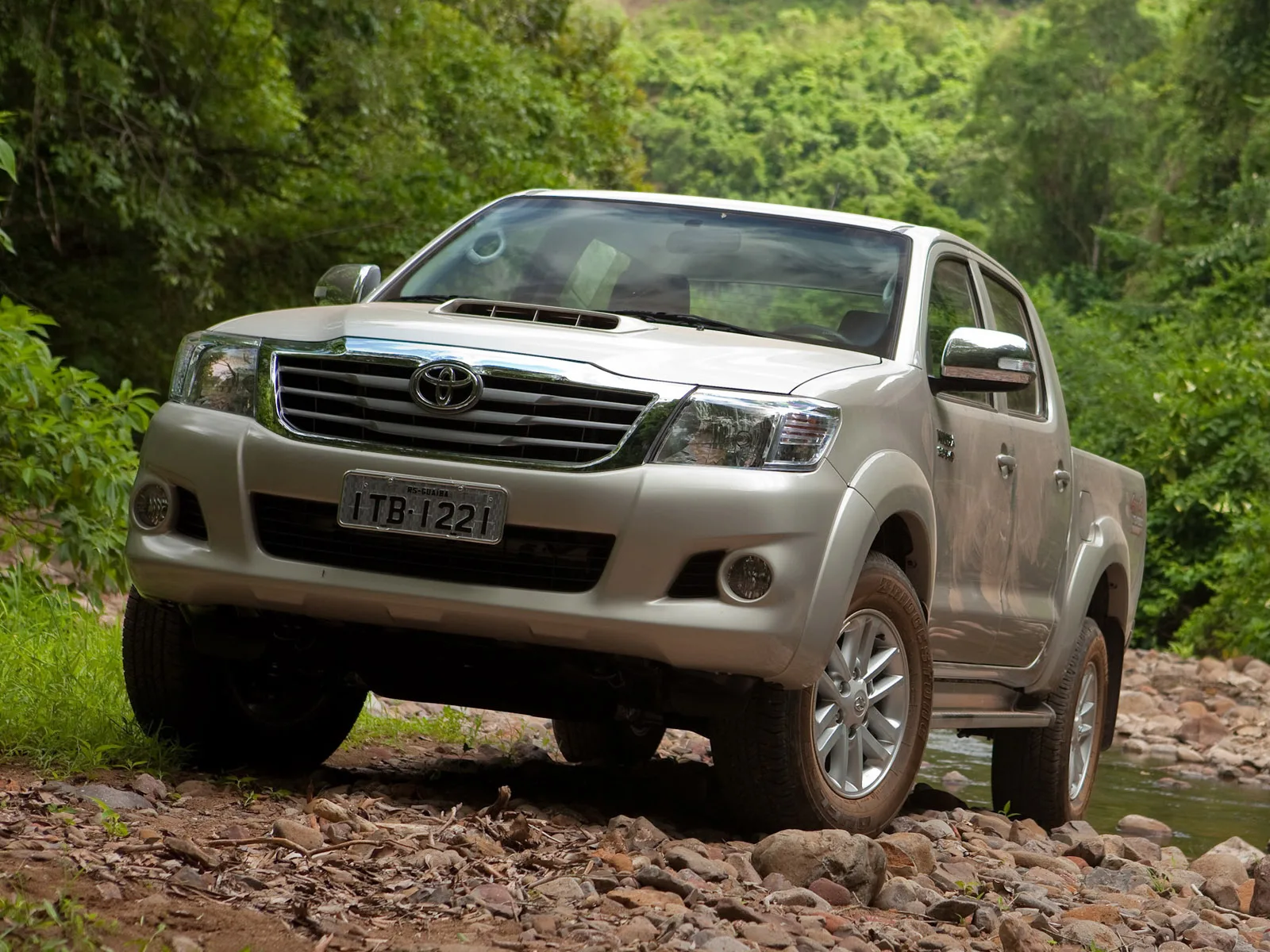 A Toyota Hilux SRV 3.0 Turbo 4×4 2015 combina potência e versatilidade. Seu motor 3.0 turbo diesel de 171 cv entrega desempenho sólido para enfrentar terrenos exigentes e longas viagens.