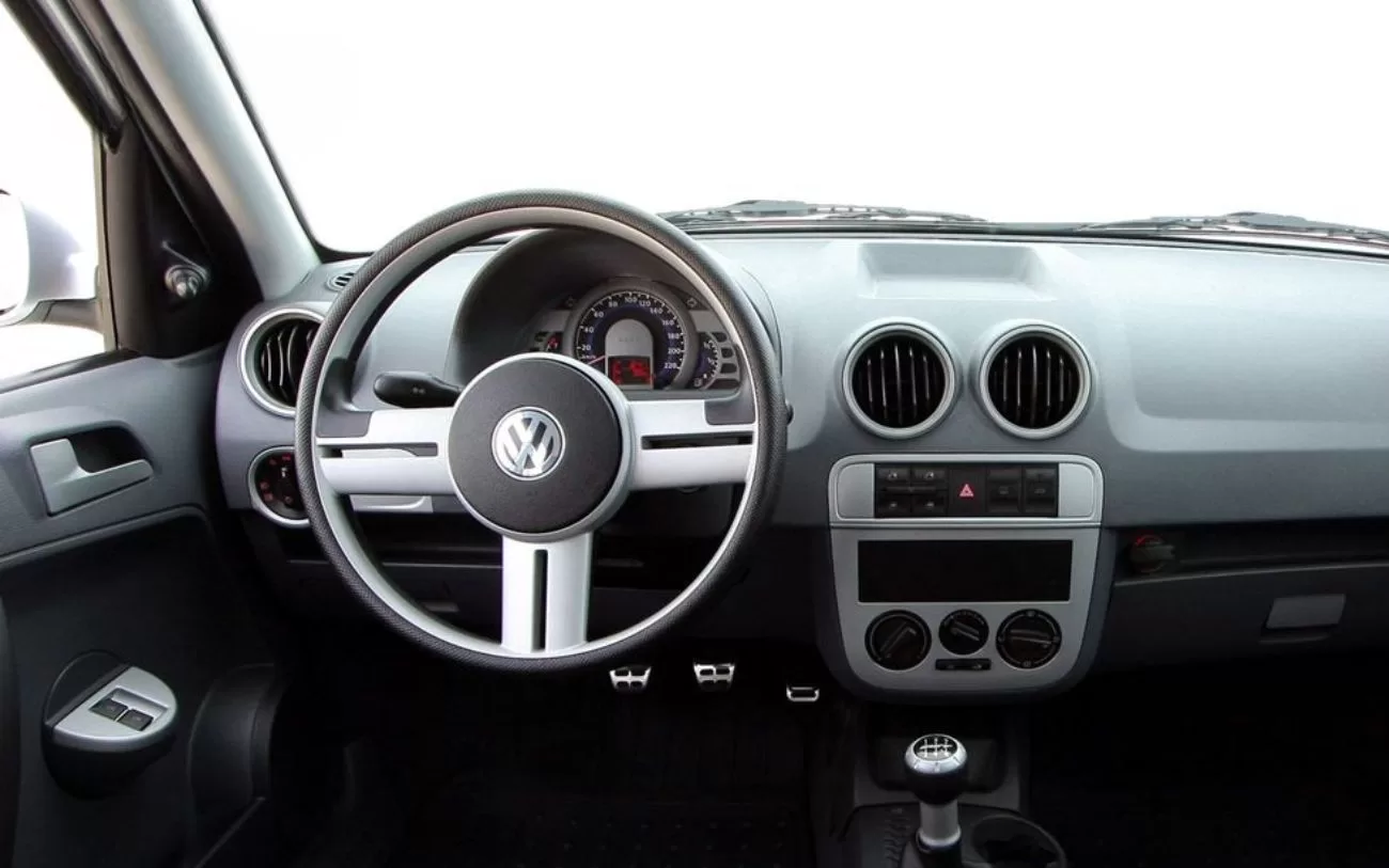 O Volkswagen Parati Surf 1.8 usado tem motor flex de 103 cv com álcool e 99 cv com gasolina, torque de até 16 kgfm e câmbio manual de 5 marchas. A tração dianteira garante dirigibilidade estável.