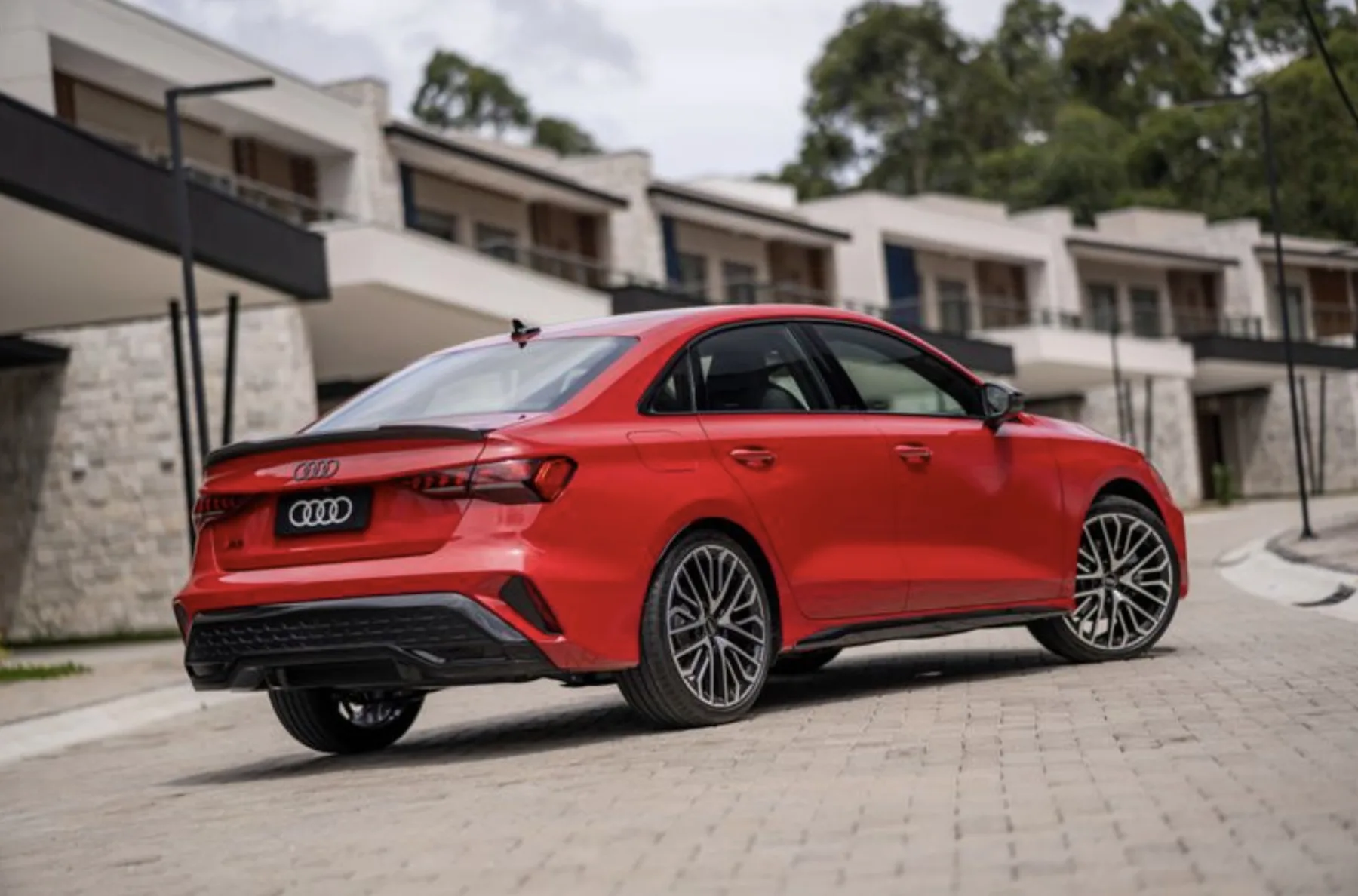 O Audi A3 Sedan 2025 chega ao Brasil sem o sistema híbrido leve, mas com melhorias no torque e novas tecnologias. O modelo mantém o motor 2.0 TFSI e agora entrega 32,6 kgfm, mantendo 204 cv.