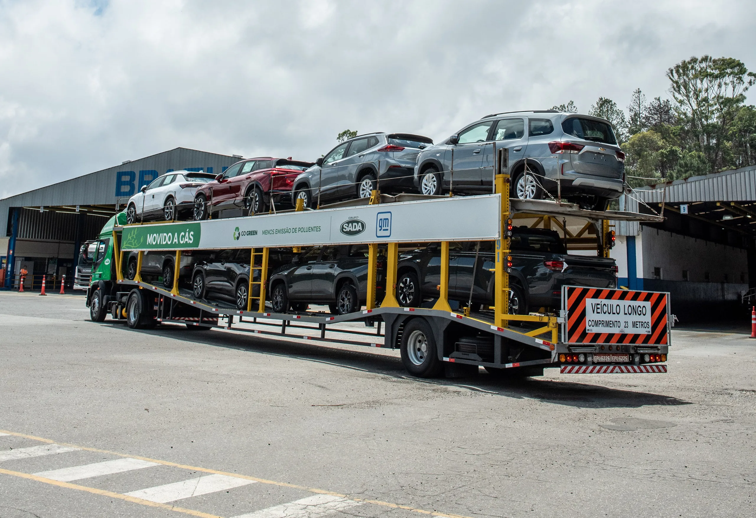 A GM inicia o uso de caminhões a GNV para transportar veículos, reduzindo emissões e reforçando seu compromisso sustentável. A parceria com o Grupo SADA viabiliza a operação inicial em SP.