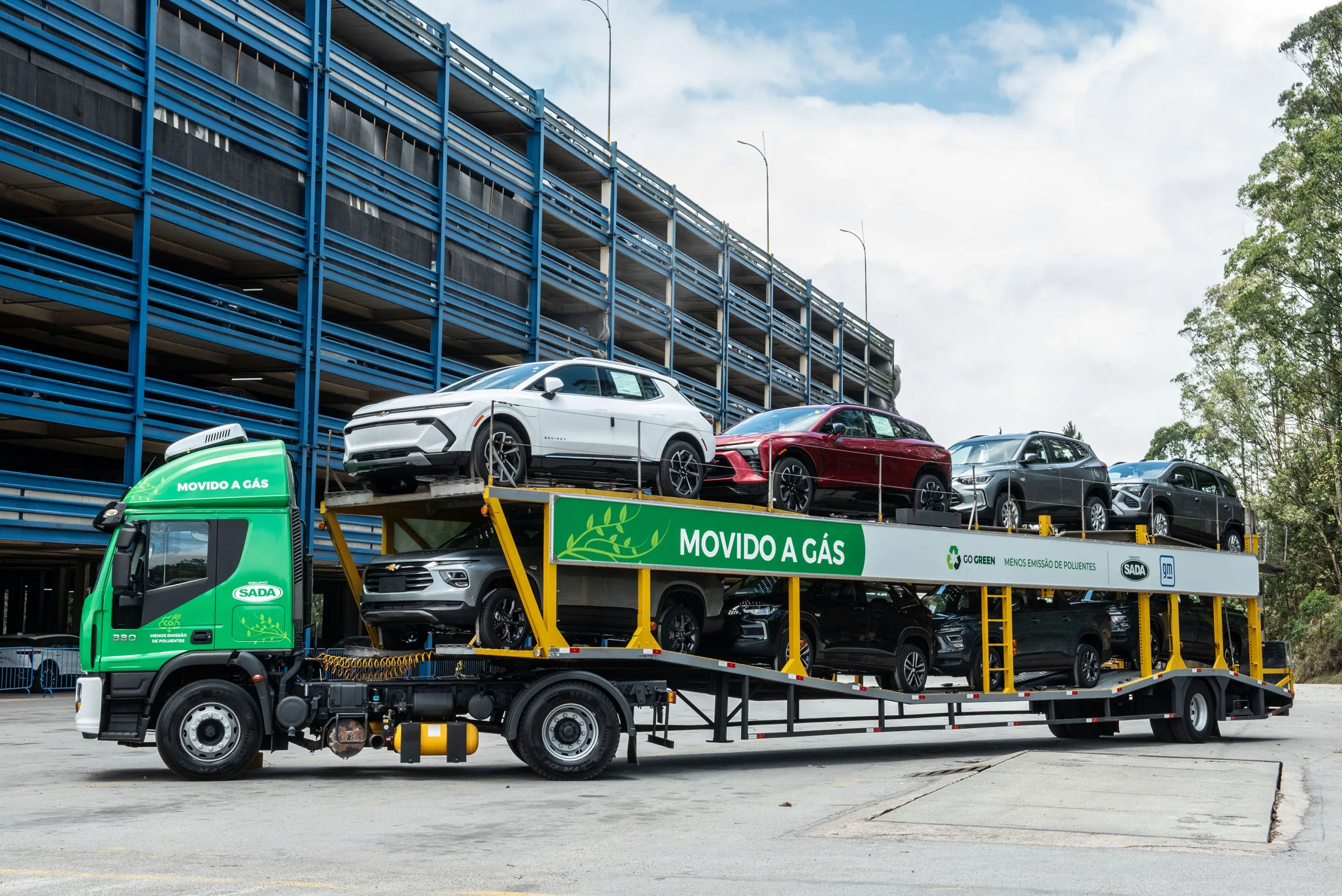 O transporte sustentável ganha força com caminhões a GNV, reduzindo 108 toneladas de CO₂ por ano. A iniciativa faz parte da meta da GM de neutralizar emissões de carbono até 2035.