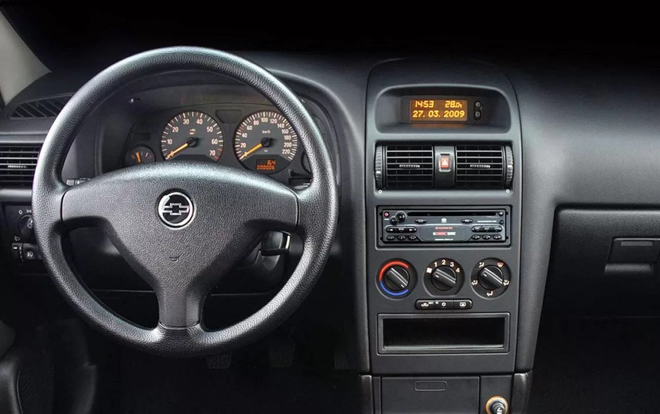 Tecnologia básica com som CD player e computador de bordo. Airbags e freios ABS são opcionais, por isso é essencial priorizar unidades com esses itens de segurança.