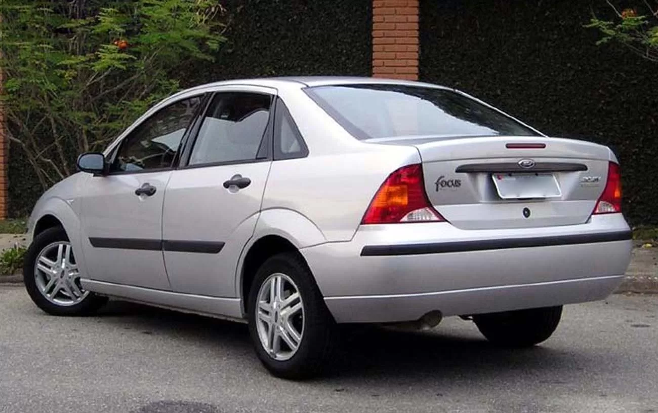 O Ford Focus Sedan GLX 2.0 AT 2004 é uma opção para quem busca sedã médio com desempenho equilibrado. Potência de 130 cv e motor 2.0 a gasolina garantem uso urbano e rodoviário.