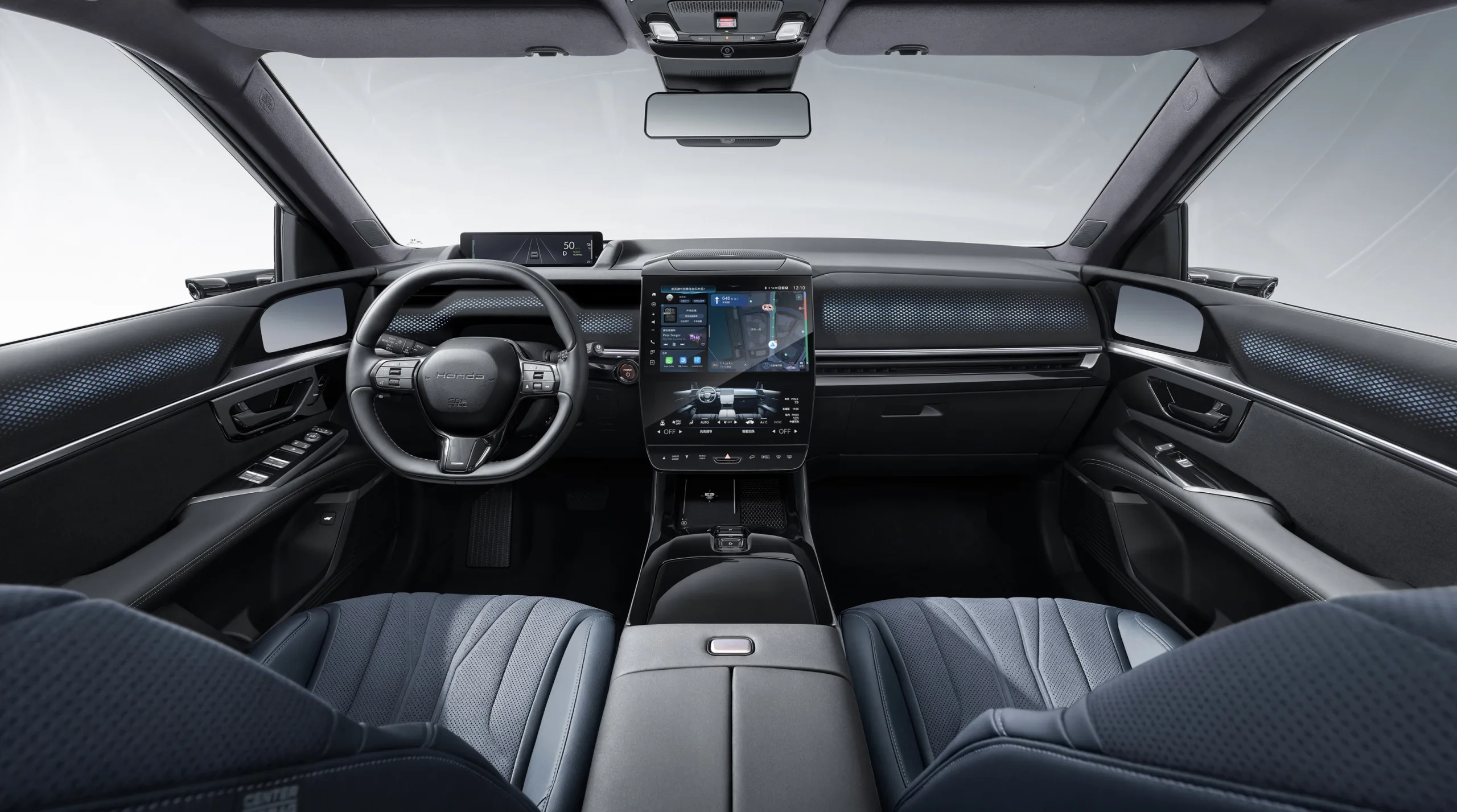 O interior do Honda S7 destaca-se pelo design tecnológico, com retrovisores digitais e um grande painel central dividido em duas telas. A Honda aposta na experiência digital para atrair compradores.