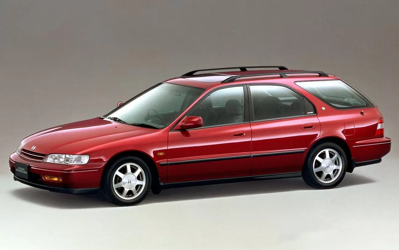 O Honda Accord Wagon LX 2.2 1995 tem motor 2.2 de 130 cv a gasolina, câmbio automático de 4 marchas e tração dianteira. Acelera de 0 a 100 km/h em 12,5 s e atinge velocidade máxima de 185 km/h.