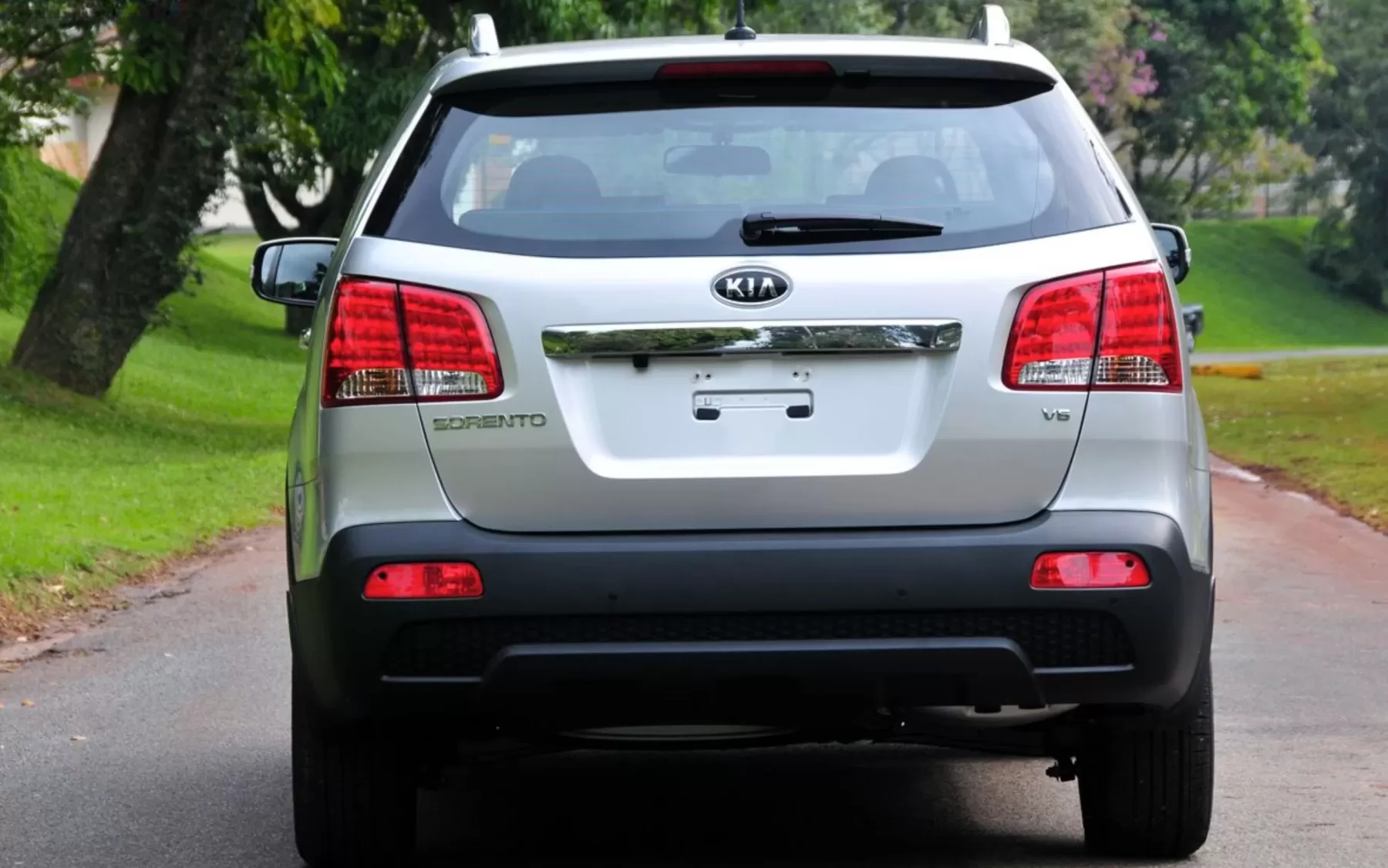 O Kia Sorento 2.4 4x2 AT 2012 é um SUV médio com motor 2.4 a gasolina de 174 cv e torque de 23 kgfm. A transmissão é automática de seis marchas, com tração dianteira e direção hidráulica.