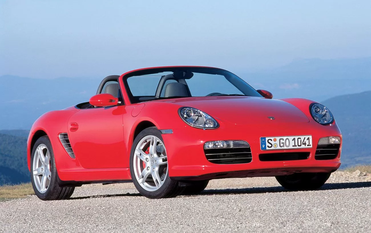 O Porsche Boxster S 3.2 é um esportivo conversível com motor 3.2 a gasolina, 280 cv e torque de 32,6 kgfm. Acelera de 0 a 100 km/h em 5,5 segundos e atinge 268 km/h, oferecendo alto desempenho.