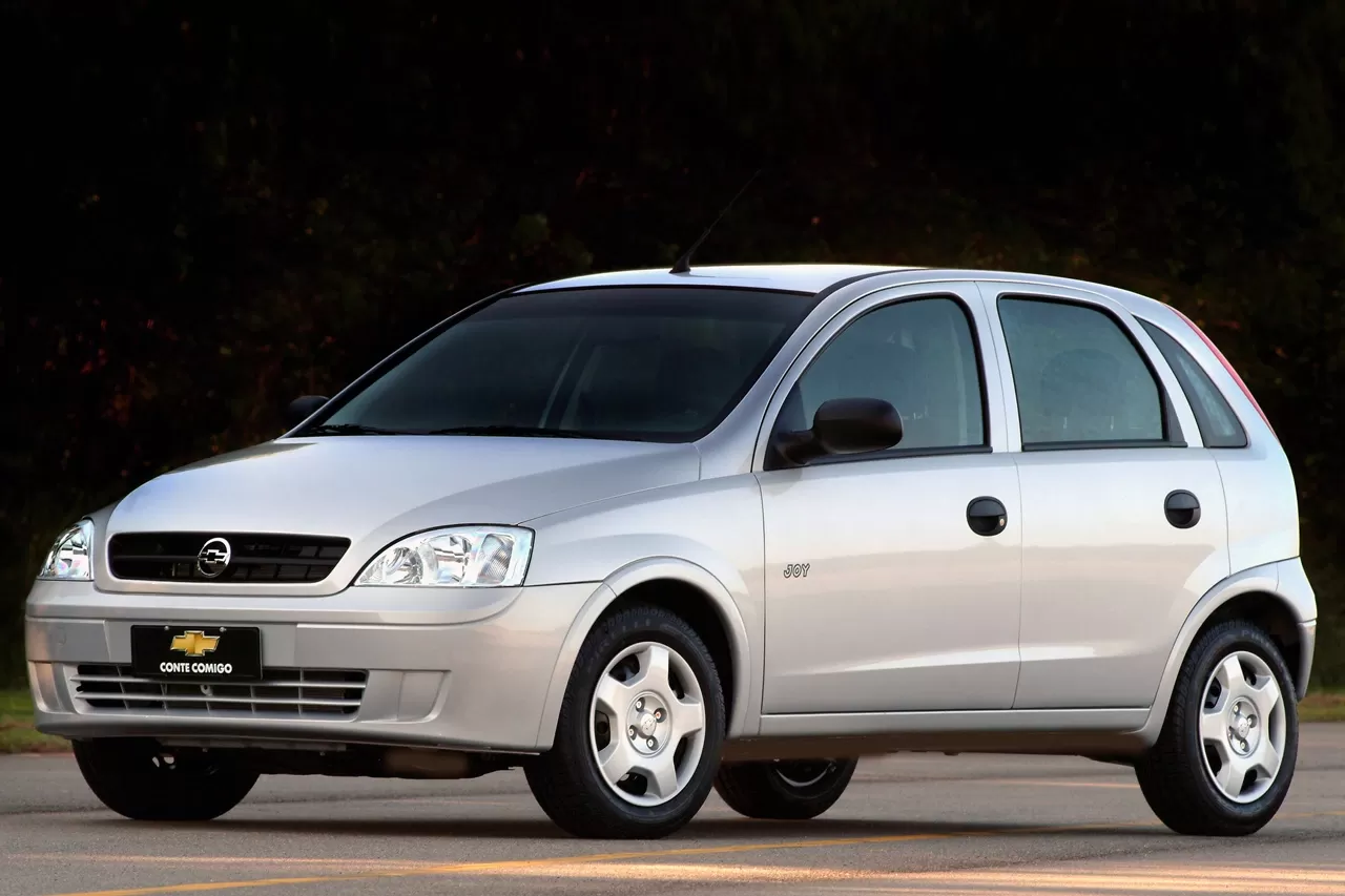 O motor 1.0 flex tem torque de 9,4 kgfm e acelera de 0 a 100 km/h em 14,3 segundos. Com câmbio manual de cinco marchas e tração dianteira, entrega condução eficiente e previsível.