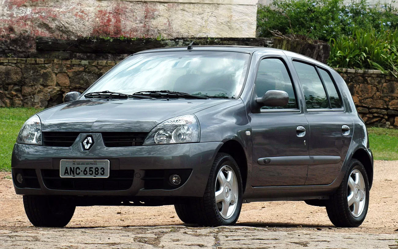 Busque modelos com manutenção em dia, quilometragem coerente e bom estado de pneus. Teste o câmbio e a embreagem. Prefira revisões feitas em oficinas especializadas.