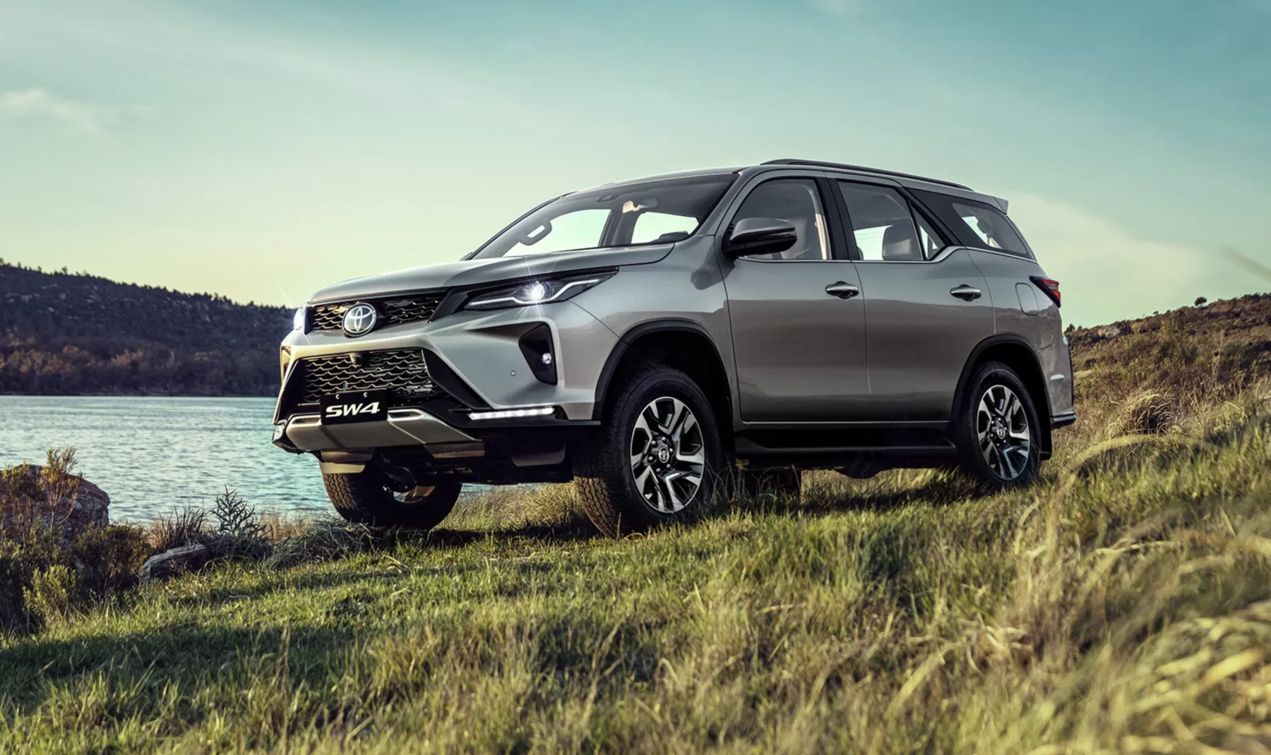 Toyota reajustou os preços do SW4 em até R$ 8.800, elevando o valor da versão mais cara para R$ 446.690. O modelo segue com motor 2.8 turbodiesel e tração 4x4 de série.