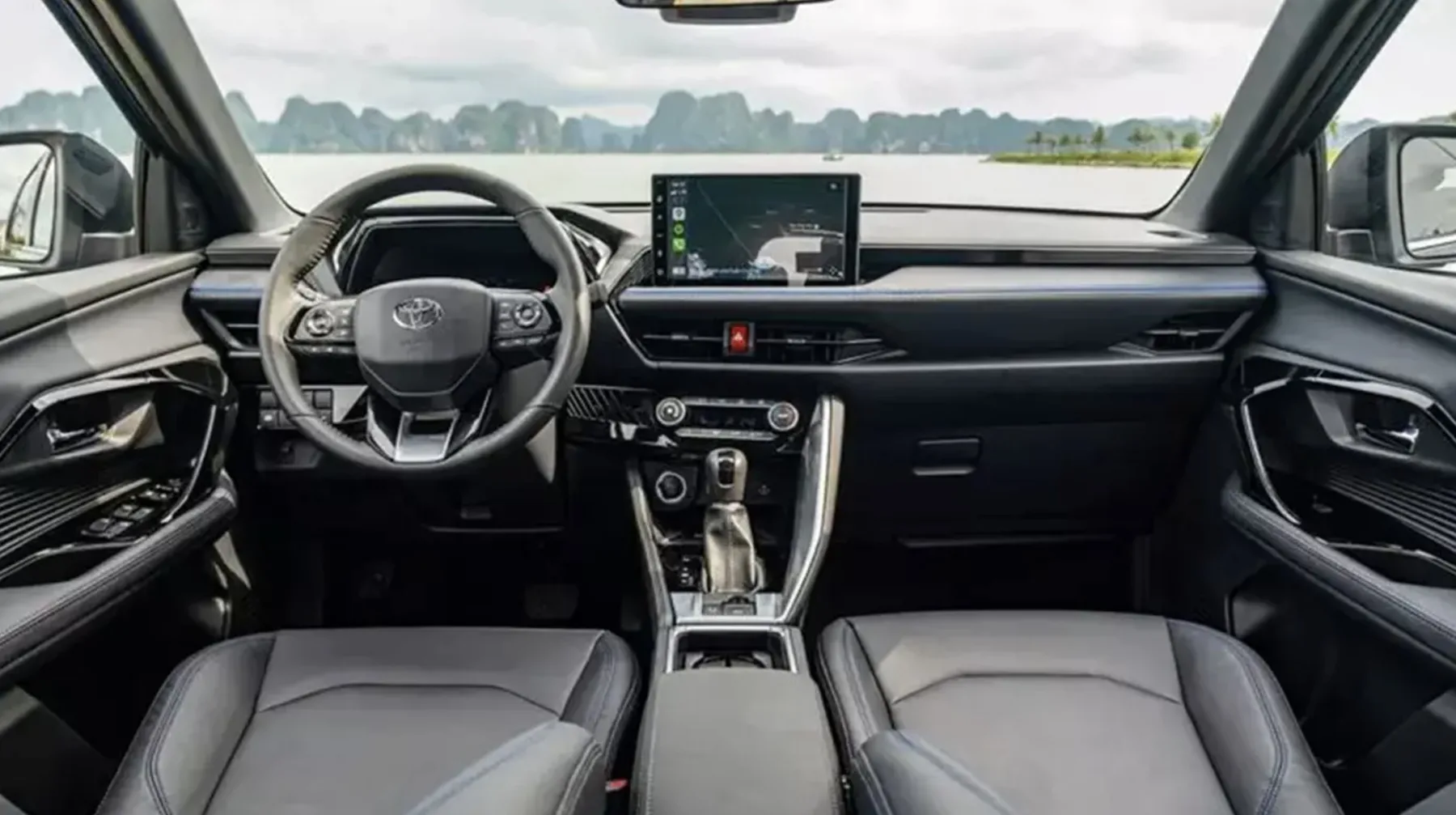 O interior do Yaris Cross inclui teto solar panorâmico, ar digital e central multimídia flutuante. Tecnologia semiautônoma com frenagem automática e alerta de faixa aumenta a segurança do modelo.