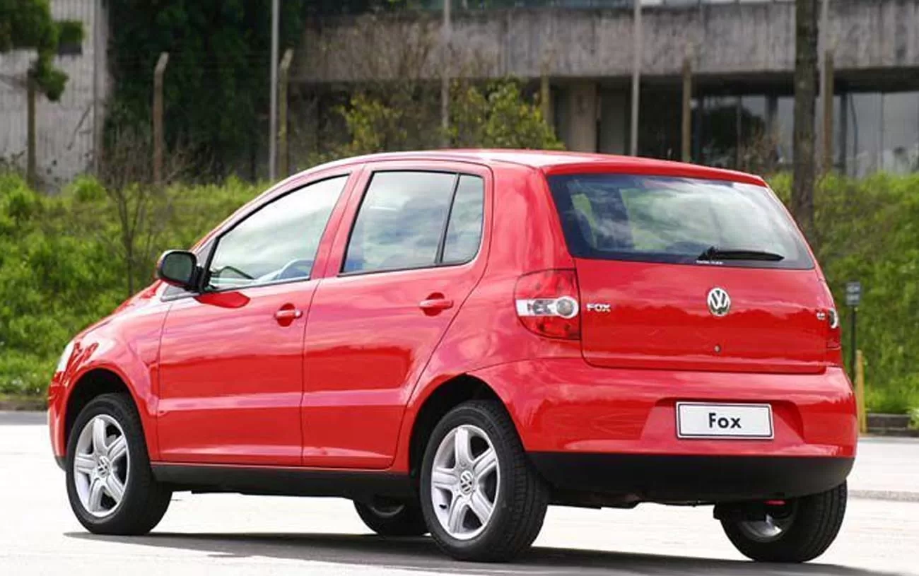 Os freios a disco ventilado na dianteira e tambor na traseira garantem frenagem eficiente. Porém, faltam airbags e direção assistida, o que exige atenção na condução.
