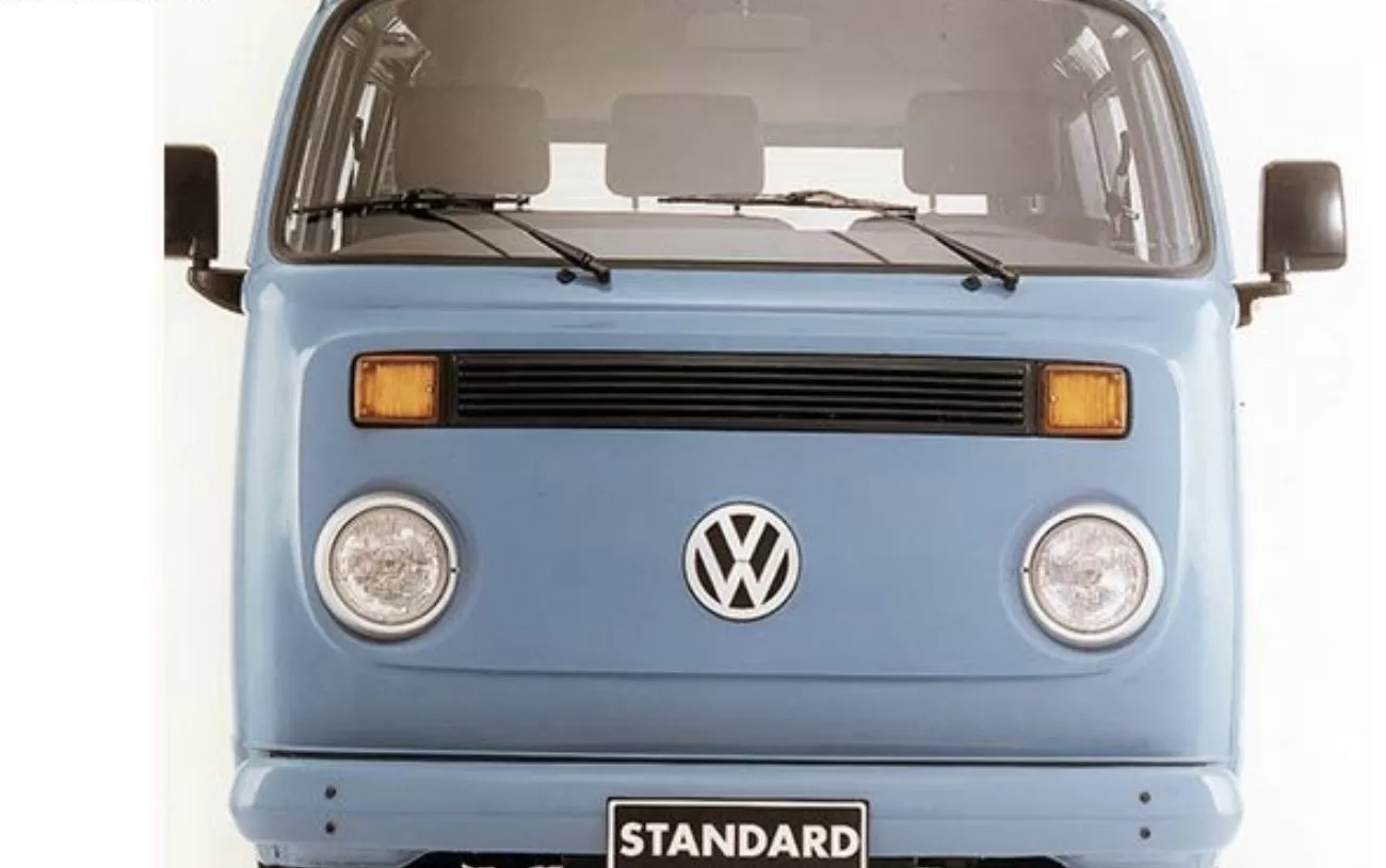 A Volkswagen Kombi Standard 1.6 2006 é ideal para quem precisa de espaço e versatilidade. Comporta até nove ocupantes e oferece 804 litros no porta-malas, perfeita para transporte misto.