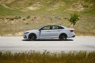 Volkswagen Jetta GLI 2026: Sedã esportivo volta renovado e pronto para as ruas brasileiras