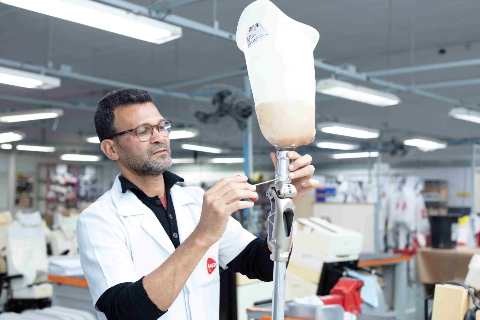 Foram aplicadas 208 horas de treinamento no Sistema Toyota de Produção, com mapeamento de 30 etapas e 91 melhorias, elevando a produção mensal para 122 unidades.