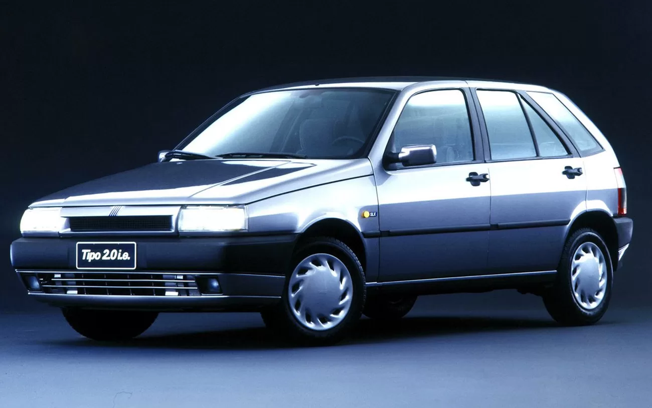 O Fiat Tipo SLX 2.0 1996 é um hatch médio com motor 2.0 de 109 cv a gasolina. Com consumo de 8 km/l na cidade e 11,4 km/l na estrada, oferece boa autonomia para viagens e uso diário.