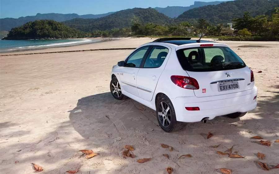 O Peugeot 207 Quiksilver 1.6 16V 2013 serve para quem busca um hatch compacto, com design diferenciado e motor 1.6 ágil, mas exige atenção na escolha para evitar problemas futuros.