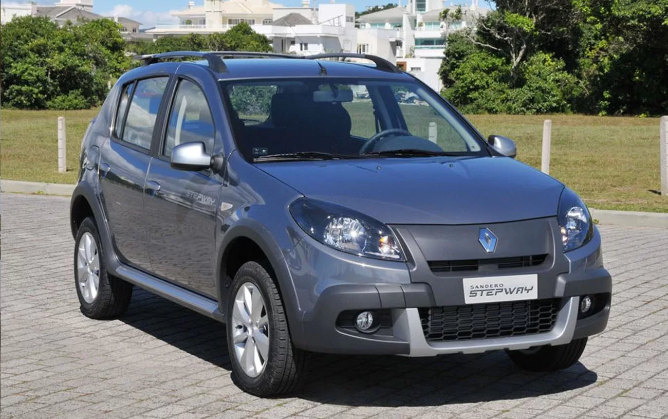 O Renault Sandero Stepway 1.6 8V 2013 é um hatch compacto aventureiro com motor flex de 106 cv e câmbio manual de cinco marchas. Oferece altura elevada, mas tem consumo elevado na cidade.