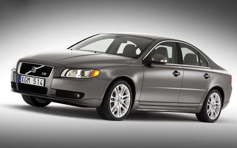 O Volvo S80 4.4 V8 AWD 2010 usado é ideal para quem busca um sedã potente e seguro, sem abrir mão do conforto. Serve para viagens longas e uso diário, desde que se aceite o consumo alto.