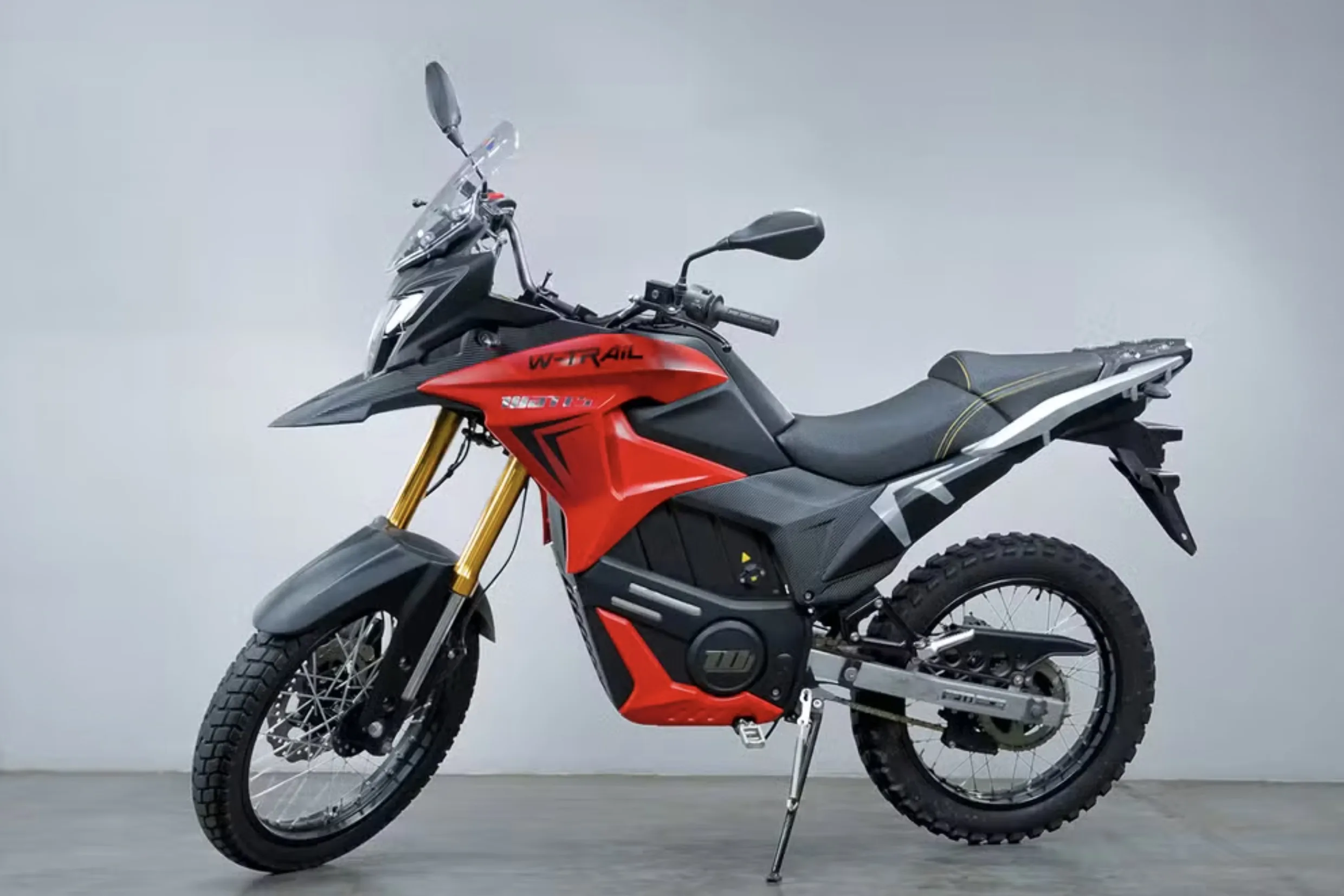 Watts W-Trail: Modelo aventureiro com motor central de 16 cv, velocidade de 100 km/h e aceleração de 0 a 60 km/h em 5,5 segundos. Desempenho equivalente a motos a combustão de 200 cm³.