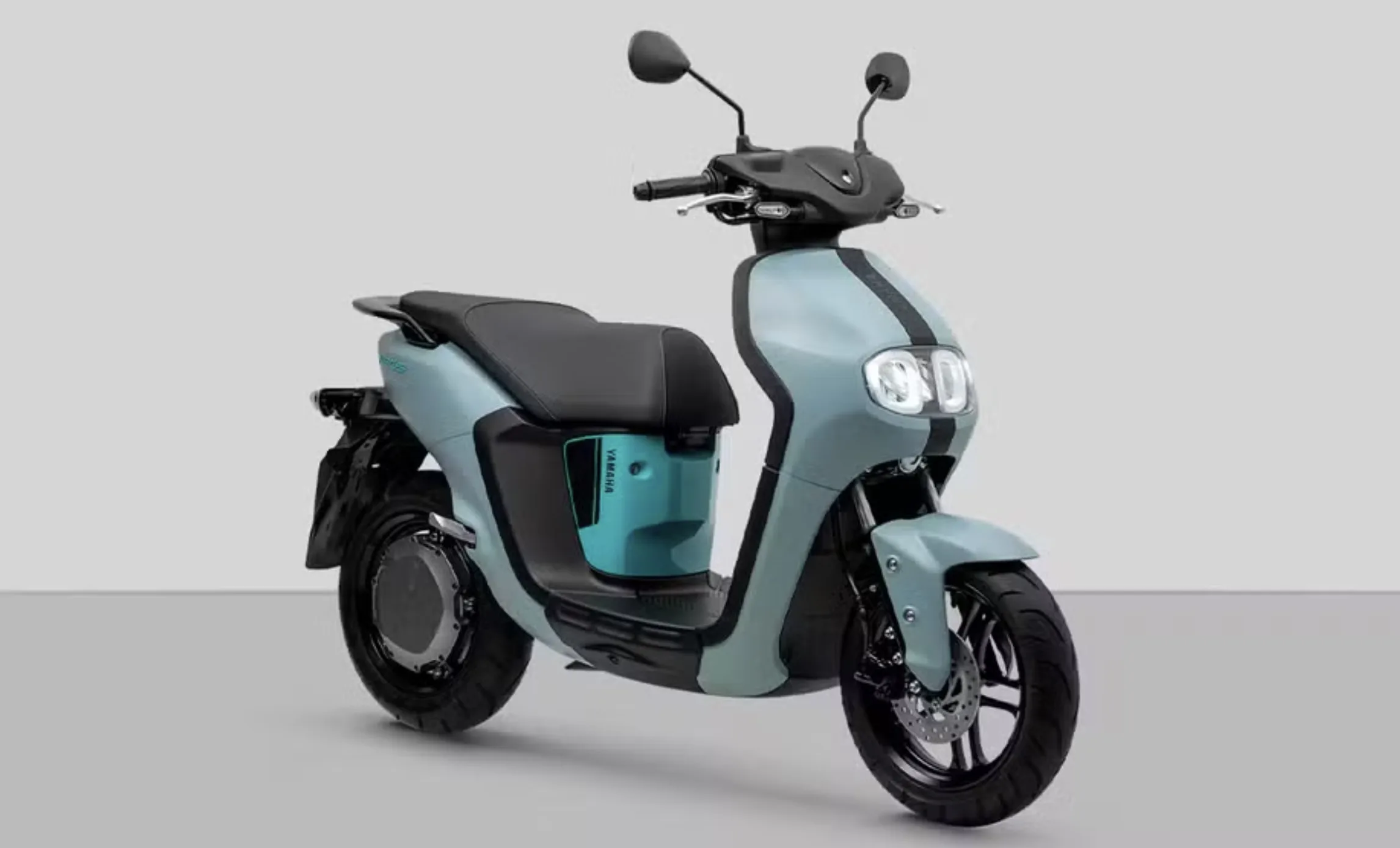 Yamaha Neo’s: Scooter elétrica com dois modos de condução, atingindo até 40 km/h. Motor de 3,2 cv e autonomia de 71 km. Modelo compacto para deslocamentos urbanos.