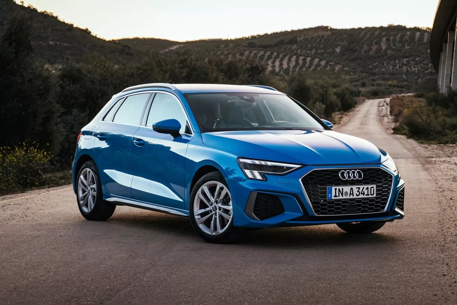 O Audi A3 Sportback Performance Black 2.0 TFSi usado combina potência e economia. O motor 2.0 turbo entrega 204 cv e 30,6 kgfm de torque, com aceleração de 0 a 100 km/h em 7,4 s.