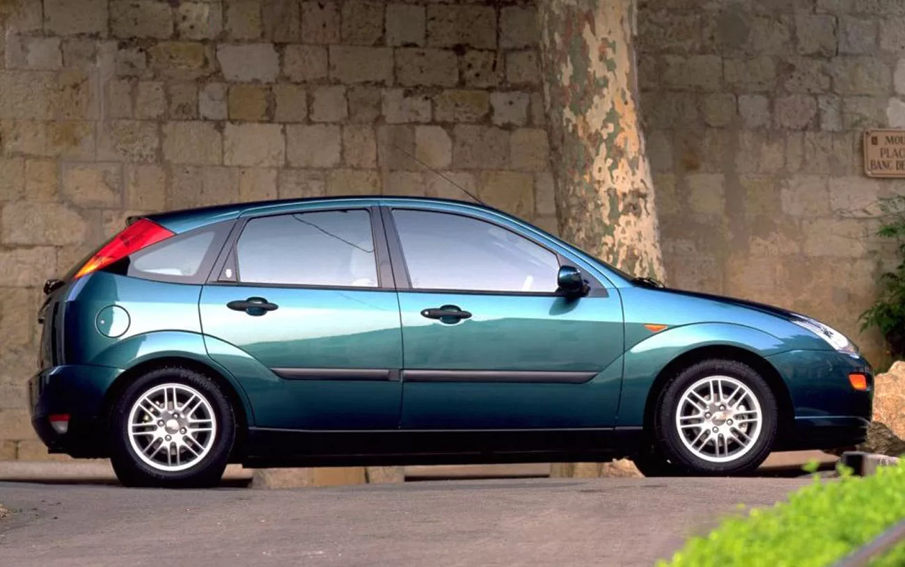 O Ford Focus GLX 1.8 2003 é um hatch médio usado que combina bom espaço, estabilidade e desempenho equilibrado. Com motor 1.8 de 115 cv e câmbio manual, entrega condução confortável e eficiente.