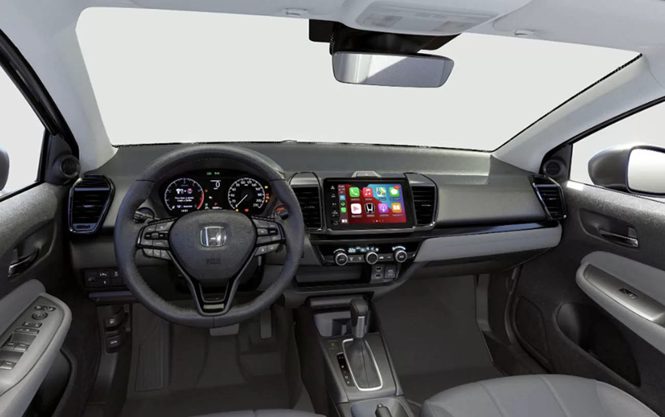 O espaço interno acomoda 5 ocupantes com conforto. O porta-malas de 519 litros se destaca na categoria. Há ar-condicionado, volante multifuncional e conectividade via Bluetooth e USB.