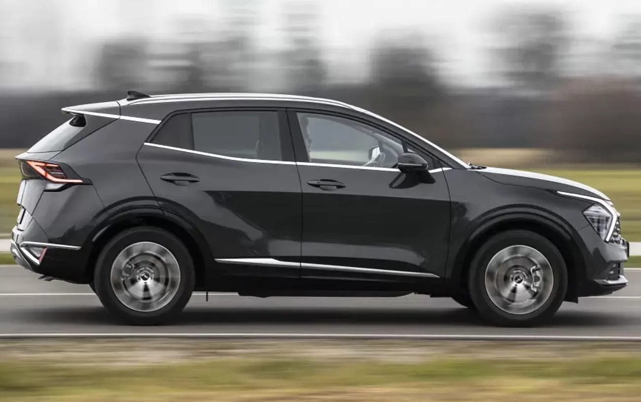 O consumo médio é de 11,5 km/l na cidade e 12,1 km/l na estrada. Com tanque de 54 litros, a autonomia varia de 621 km a 653 km. O sistema híbrido leve ajuda a reduzir o gasto de combustível.