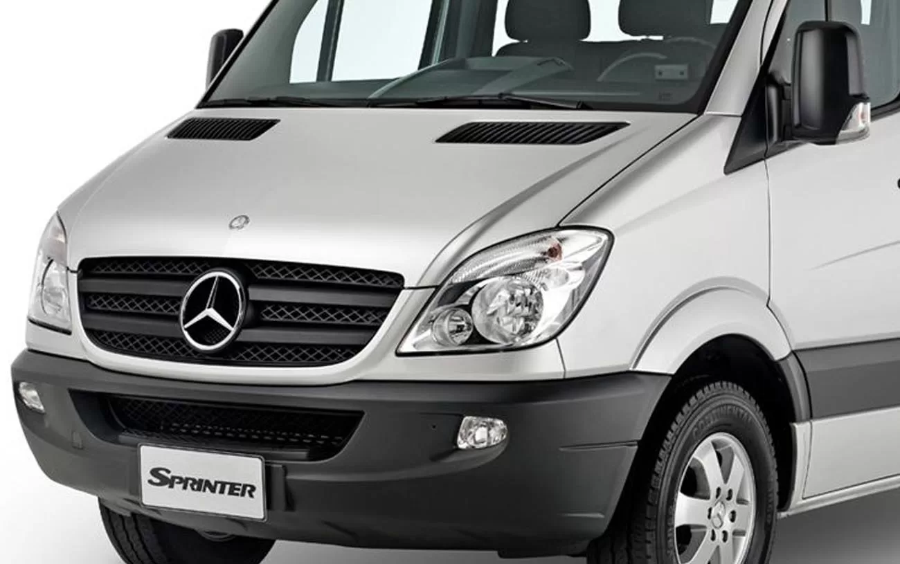 A Sprinter Van 2016 oferece motor diesel 2.2 de 146 cv, com torque de 33,6 kgfm e câmbio manual de 6 marchas. A tração traseira garante força em subidas e estabilidade com carga.