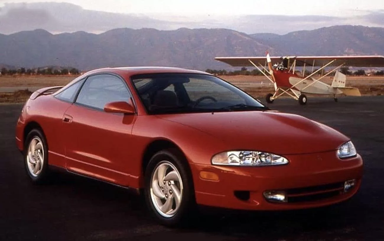 O Mitsubishi Eclipse GS 2.0 1995 é um esportivo usado com motor 2.0 de 142 cv e torque de 18,1 kgfm. Seu desempenho permite alcançar 215 km/h, mas o consumo de 7 km/l na cidade exige atenção.