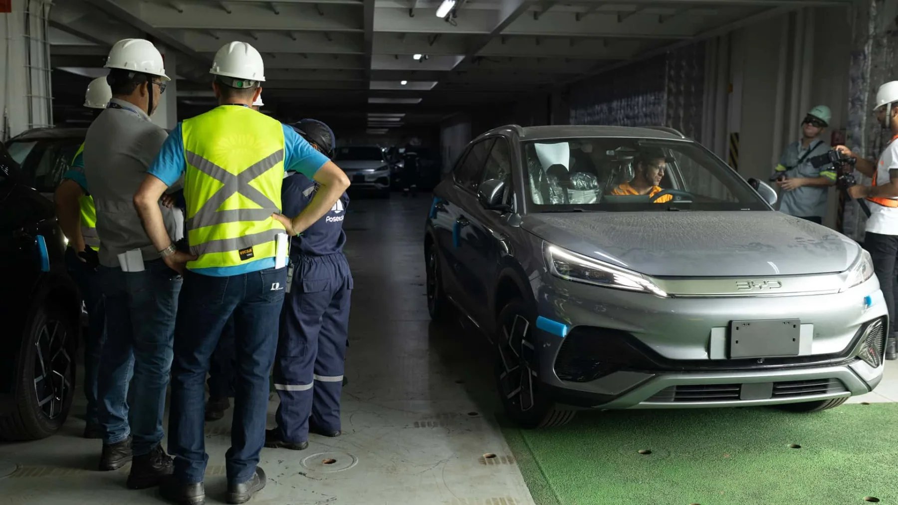 No porto de Aracruz, milhares de veículos elétricos da BYD chegam ao Brasil. A empresa reforça estoques antes da alta do imposto e da produção nacional, adiada para o segundo semestre.