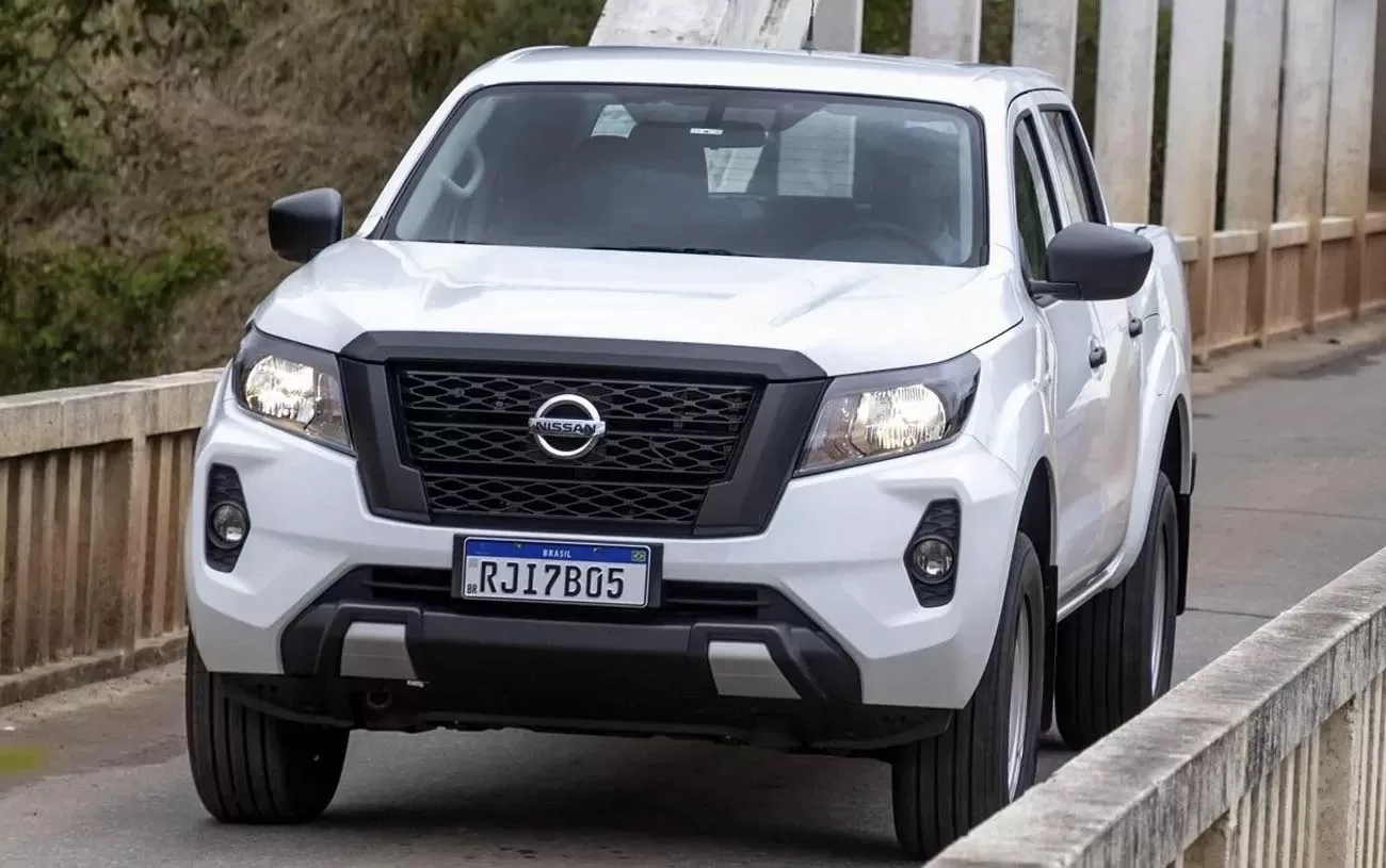 A Nissan Frontier SE 2.3 AT 2024 usada é uma opção para quem busca uma picape média robusta. Seu motor 2.3 turbodiesel entrega 190 cv e 45,9 kgfm, garantindo força para carga e viagens.