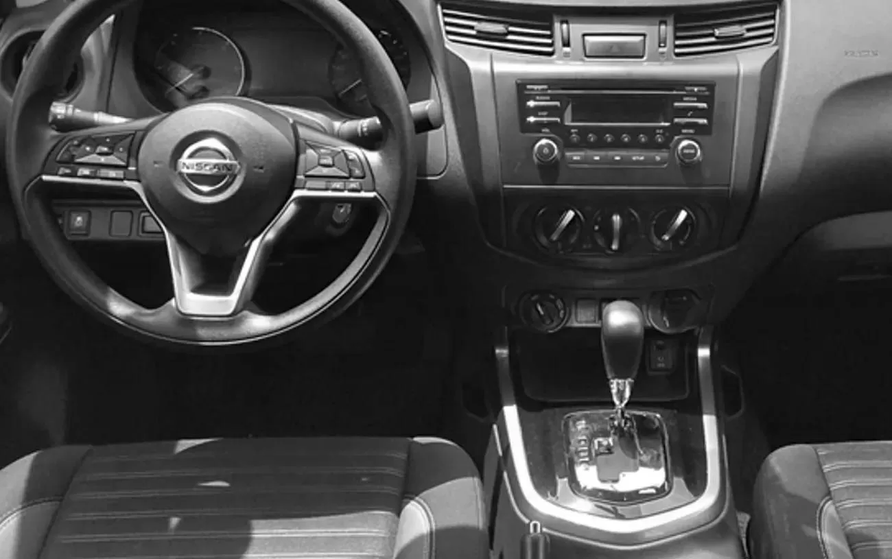 A tecnologia embarcada inclui controle de estabilidade, assistente de rampa, ar-condicionado e multimídia com Bluetooth. A segurança conta com airbags frontais, laterais e monitoramento de pressão dos pneus.