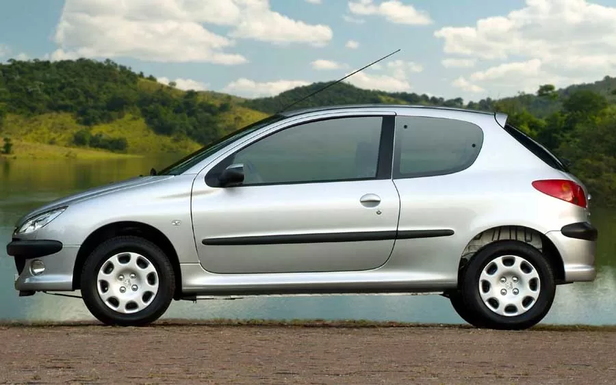 O Peugeot 206 Sensation 1.4 8V 2010 é um hatch compacto flex de 82 cv, com câmbio manual de cinco marchas e tração dianteira. Um modelo urbano econômico, mas com limitações tecnológicas.