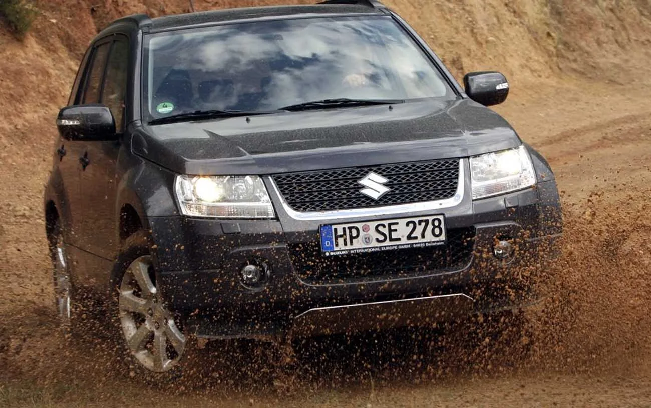 A suspensão independente na frente e eixo rígido atrás garantem estabilidade, mas podem sofrer desgaste. Verifique amortecedores, buchas e folgas na direção antes de fechar negócio.