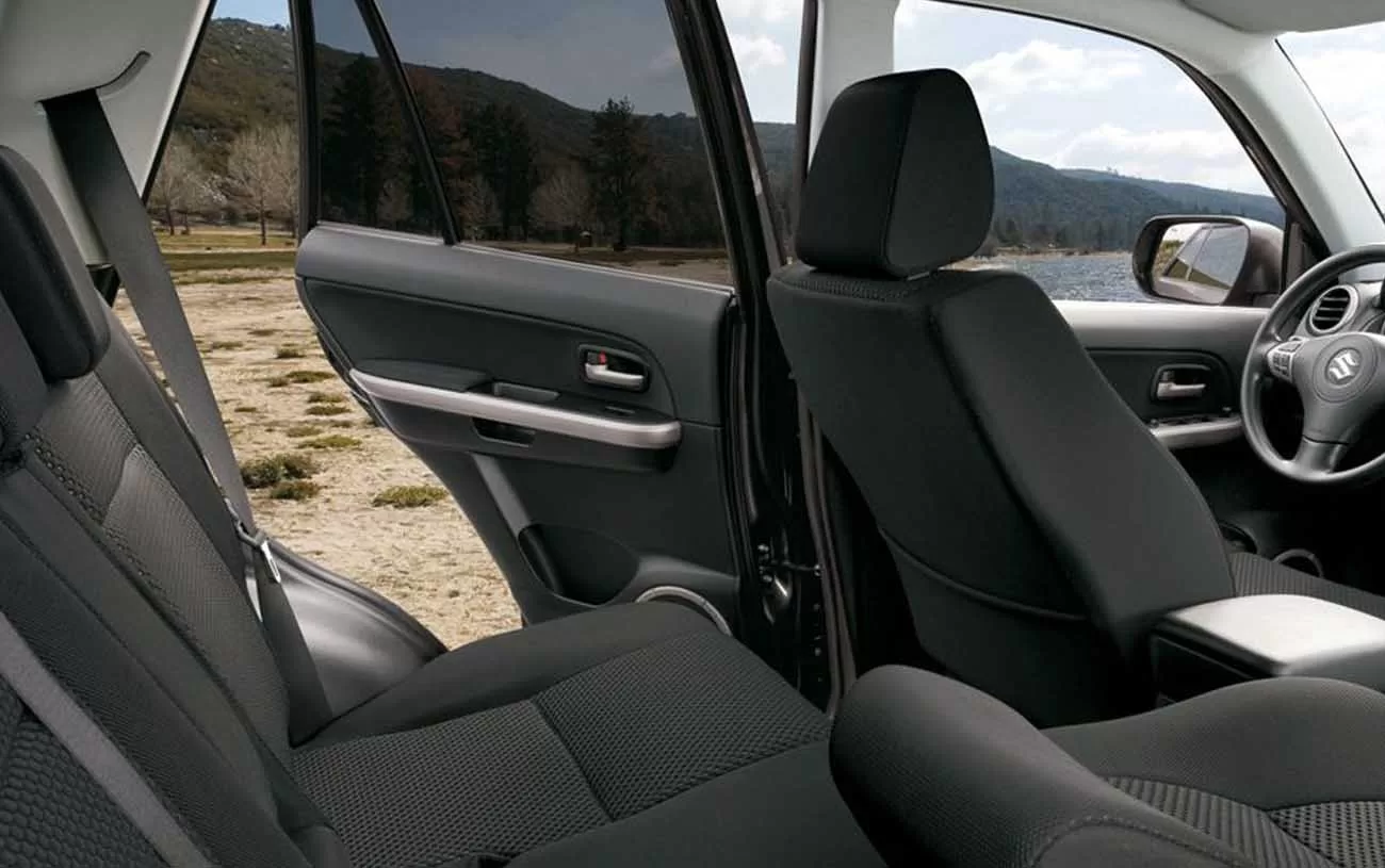 O espaço interno acomoda 5 ocupantes, com assentos simples e ergonomia funcional. O porta-malas de 185 litros é pequeno para um SUV, mas suficiente para bagagens do dia a dia.