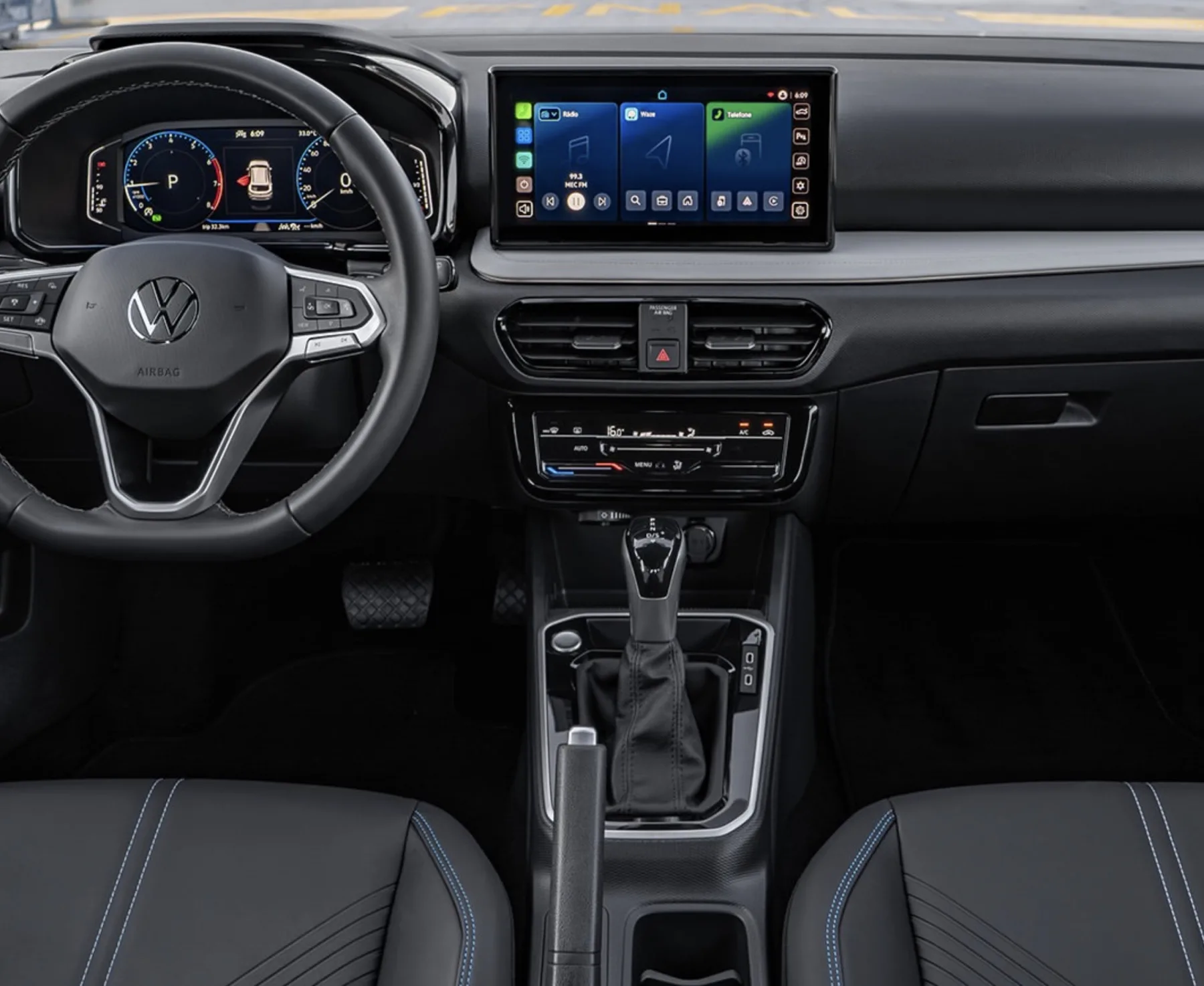 No interior, o Tera aposta em um painel digital de 10 polegadas e na central multimídia VW Play Connect. A cabine traz acabamento moderno, iluminação ambiente e carregador por indução.