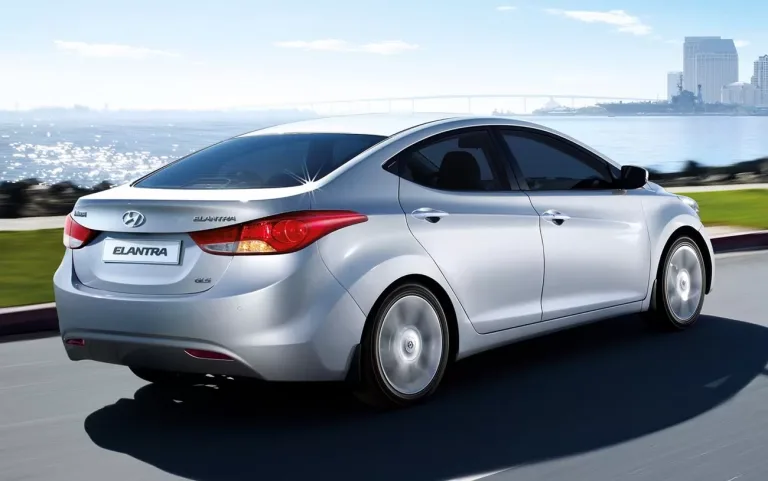 O que analisar antes de fechar negócio em um Hyundai Elantra GLS 1.8 2012; confira ficha técnica e fotos