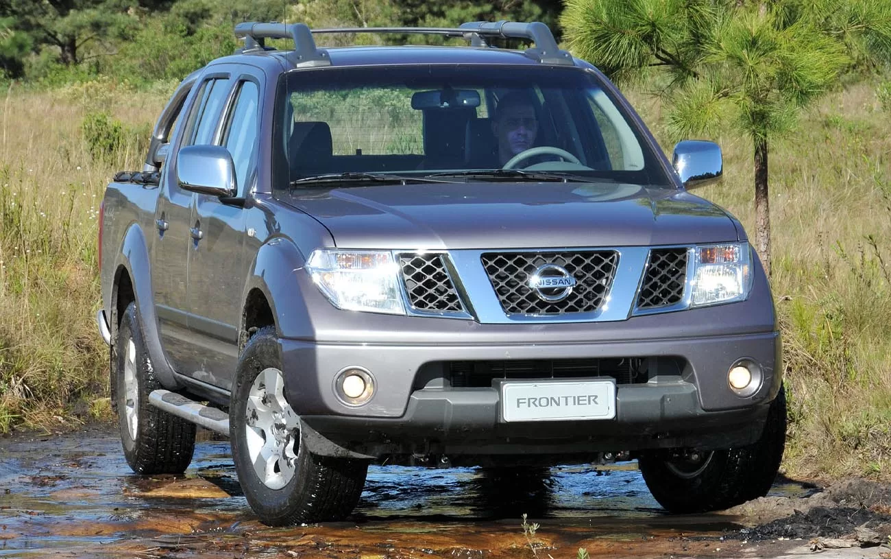 Verifique o funcionamento do sistema 4x4, estado da suspensão e desgaste da embreagem. Testar em subidas ou pisos irregulares ajuda a avaliar o conjunto mecânico de forma prática.