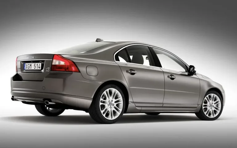 Como é o espaço interno e o conforto do Volvo S80 V8 AWD 2008; confira ficha técnica e consumo
