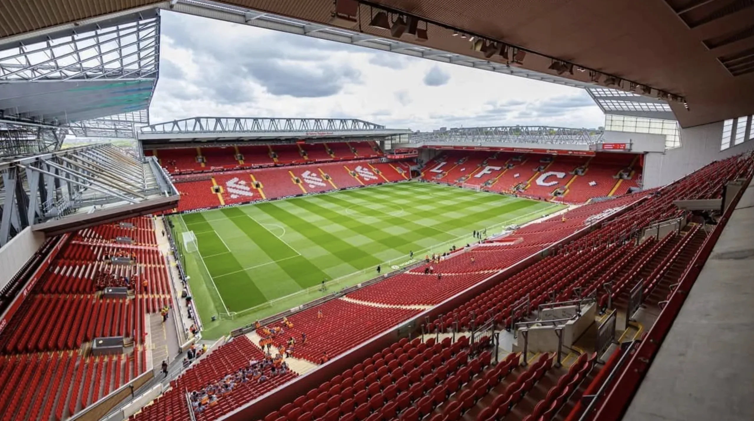 Neste domingo, Liverpool e Arsenal jogam pela 36ª rodada da Premier League. O palco? Anfield. O prêmio? Sobrevivência emocional e quem sabe a taça.