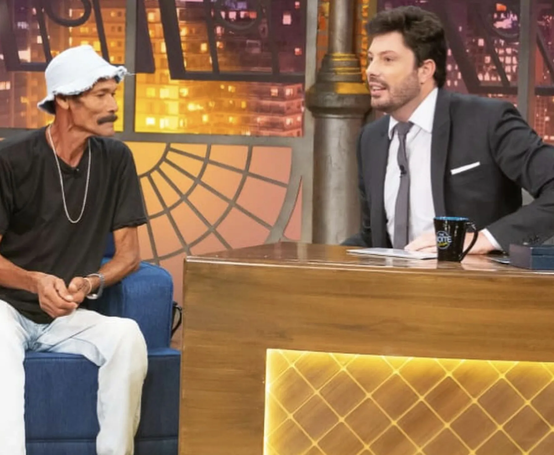 Jailson da Silva, conhecido como Madruguinha do Brasil, faleceu neste sábado após infarto fulminante. Ele era sósia de Seu Madruga e atuava no programa The Noite, do SBT.