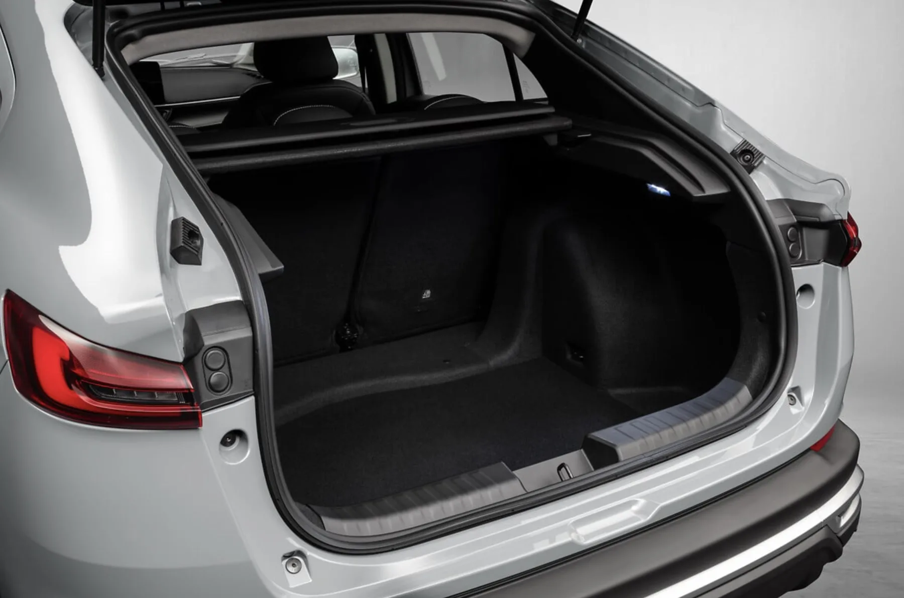 O conforto interno é destaque: ar-condicionado automático, direção elétrica e porta-malas de 516 litros tornam o modelo ideal para viagens curtas e uso familiar.
