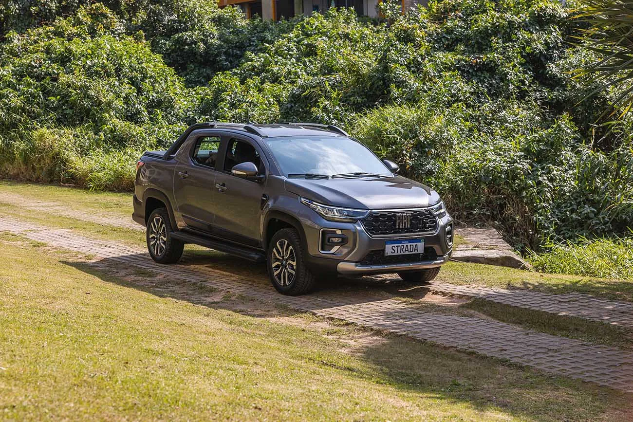A Fiat Strada Ranch 2025 se destaca no segmento de picapes compactas ao unir motor turbo de 130 cv, câmbio CVT e interior refinado, equilibrando potência, conforto e eficiência para o uso urbano e viagens.