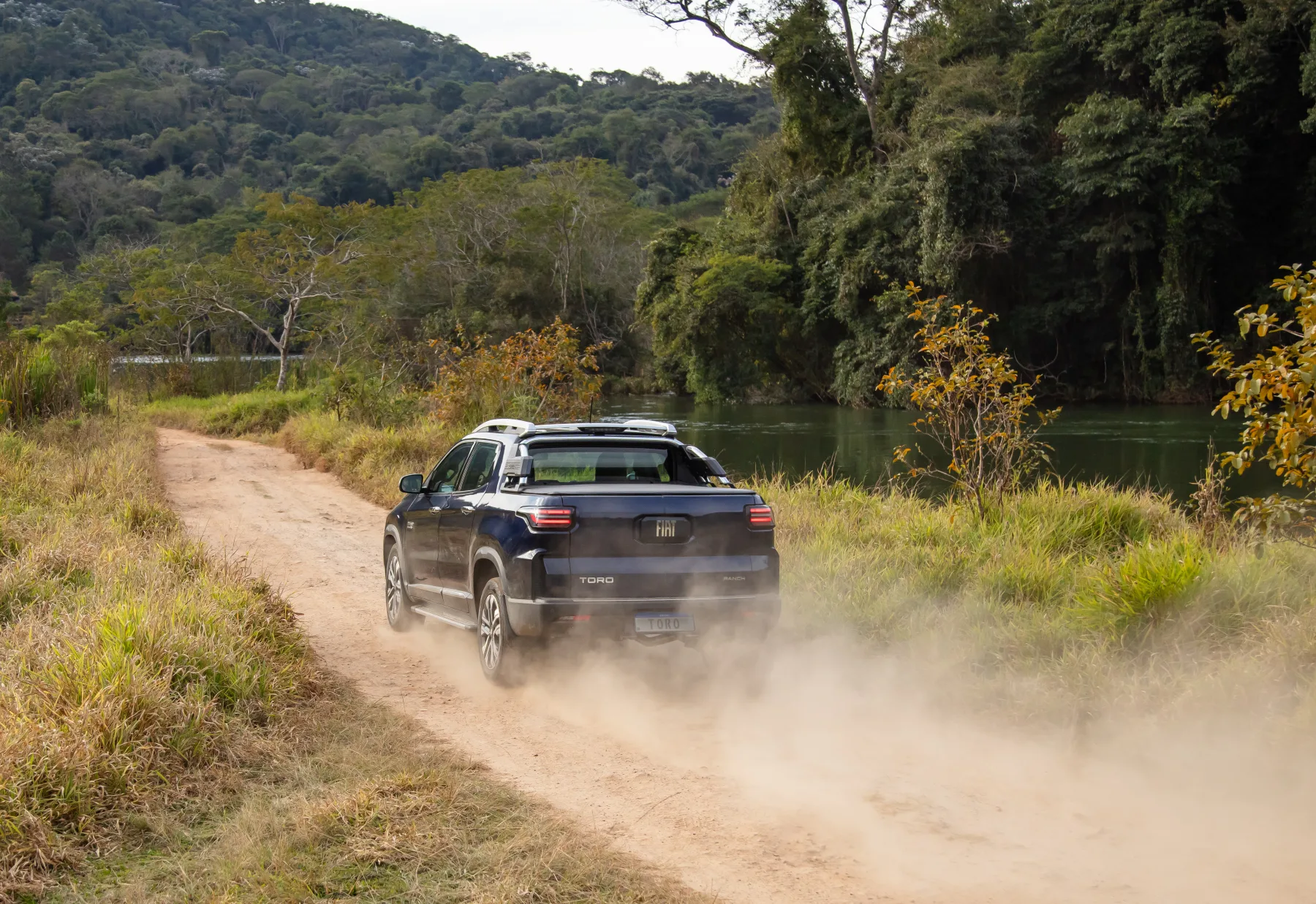 A linha 2027 tem seis versões, com preços entre R$ 167.490 e R$ 238.490, incluindo opções flex, híbridas e turbodiesel com tração integral.