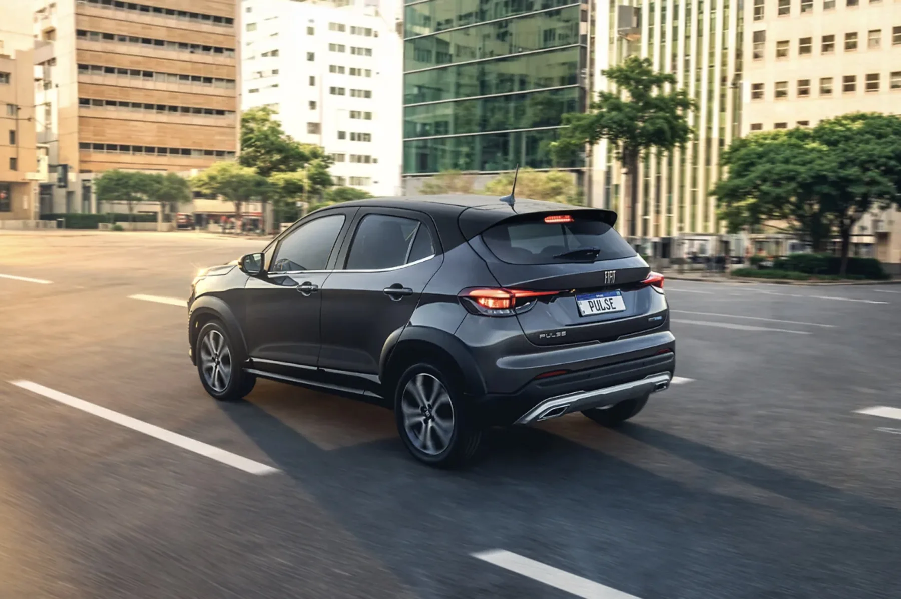 O Pulse híbrido leve combina o Turbo 200 com sistema 12V, suaviza arrancadas, ajuda no consumo urbano perto de 13,4 km/l e custa mais, sem mudar o desempenho.